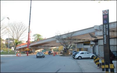 Viadutoem construção sôbre a Estação Ferroviária, setembro de 2011